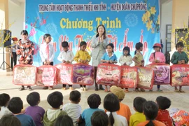 Trung tâm Hoạt động Thanh thiếu nhi tỉnh Gia Lai tặng quà Tết cho thiếu nhi xã Ia Mơr