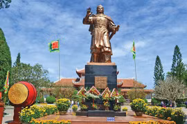 "Non Tây áo vải cờ đào"