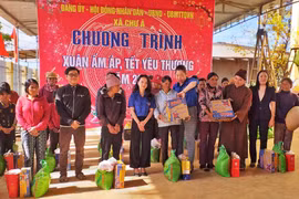 Tặng quà Tết cho các hộ nghèo ở Pleiku