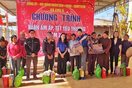 Tặng quà Tết cho các hộ nghèo ở Pleiku