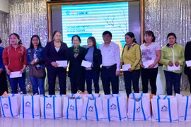 Tặng quà 89 cô đỡ thôn bản tiêu biểu ở Gia Lai