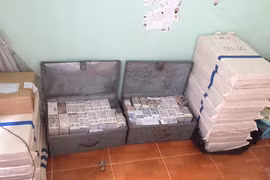 Chợ mạng nhộn nhịp dịch vụ đổi tiền lẻ, mua bán đồng USD hình trâu vàng