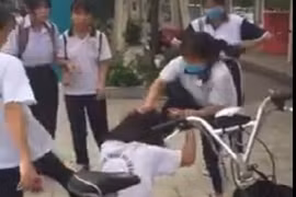 Bị bạo lực học đường và ghép đôi với bạn học, nữ sinh 13 tuổi uống thuốc trừ sâu tự tử