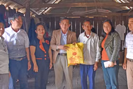 Trưởng ban Tuyên giáo Tỉnh ủy Gia Lai thăm, tặng quà Tết tại Kbang và Đak Pơ