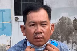 Tàu cá Cà Mau chở 38 người từ tàu Malaysia nhập cảnh trái phép vào Việt Nam