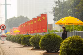 CLIP: Hà Nội rực rỡ chào mừng Đại hội Đảng XIII