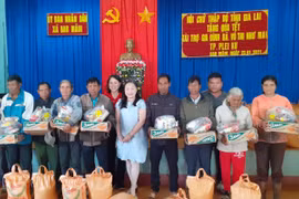 Tặng hơn 500 suất quà Tết cho người nghèo huyện Chư Sê và Chư Pưh