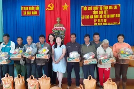 Tặng hơn 500 suất quà Tết cho người nghèo huyện Chư Sê và Chư Pưh