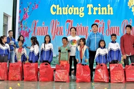 Tổ chức chương trình "Xuân yêu thương-Tết sum vầy" tại xã Đak Trôi