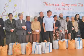 Tặng 200 suất quà Tết cho nạn nhân chất độc da cam TP. Pleiku và huyện Chư Prông