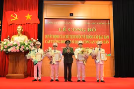 7 nhân sự trong ngành công an được thăng cấp bậc hàm trong tuần qua