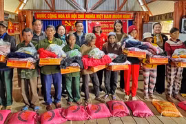 Tặng 230 suất quà Tết cho người nghèo thị xã An Khê