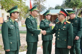 Chỉ huy trưởng Bộ Chỉ huy Quân sự tỉnh Gia Lai chúc Tết các đơn vị quân đội và gia đình có công