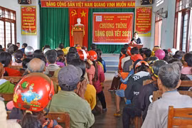 Tặng 400 suất quà Tết cho hộ nghèo huyện Kbang