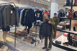 Điều tra lô hàng hiệu trị giá 1,5 tỉ đồng nghi nhập lậu