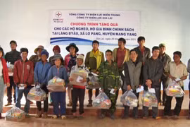 Tặng quà Tết cho hộ nghèo, gia đình chính sách làng Pyầu