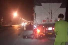 Xe máy phóng nhanh găm vào đuôi xe tải, nam thanh niên tử vong tại chỗ