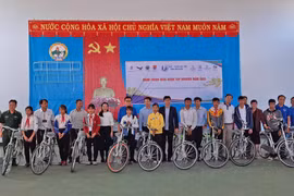 Trao nhiều phần quà ý nghĩa cho học sinh huyện Ia Pa