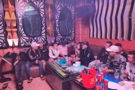 Đột kích quán karaoke lúc 1 giờ sáng, phát hiện 38 đối tượng dương tính với ma túy