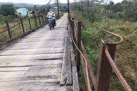 Cầu treo qua suối Ayun xuống cấp
