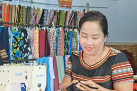 Người phụ nữ Jrai nâng tầm thổ cẩm