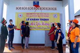 Câu lạc bộ thiện nguyện Ngôi nhà yêu thương trao nhà cho hộ nghèo xã Kon Chiêng