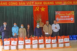 Phường Tây Sơn tặng quà Tết cho người nghèo