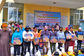 Tặng nhiều phần quà ý nghĩa cho người dân xã Ia Kreng