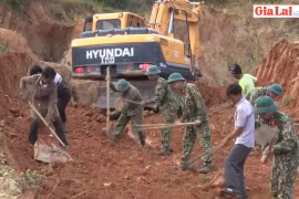 Sửa đường cho dân làng Đê Kôn đón Tết