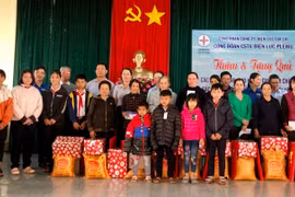 Công ty Điện lực Gia Lai trao quà Tết cho hộ nghèo, gia đình chính sách