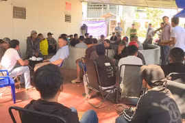 Trường gà chuyên cá cược bằng bia và thuốc lá