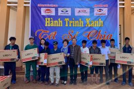 Tặng 48 ti vi và đầu thu truyền hình số cho hộ nghèo xã Đak Rong