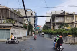 NÓNG: Lộ dần nhóm đàn ông bày trò với một phụ nữ giữa ban ngày ở quận 11