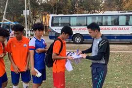 Kiatisak truyền cảm hứng đến các tài năng trẻ bóng đá Việt Nam