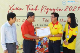 Tặng hơn 1.200 suất quà Tết cho người nghèo và học sinh huyện Chư Sê, Phú Thiện