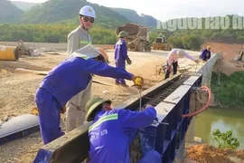 Xác định 4 người "ngang nhiên lập chốt thu tiền xe qua cầu đang xây dựng"