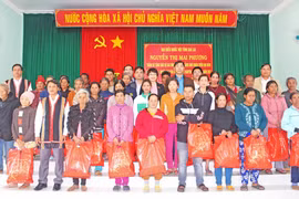 Đại biểu Quốc hội Nguyễn Thị Mai Phương tặng quà Tết cho 30 hộ dân xã Đak Tơ Ve