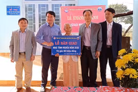 Bàn giao nhà tình nghĩa cho hộ nghèo huyện Chư Pưh
