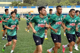 V-League vừa đá vừa... hóng Covid-19