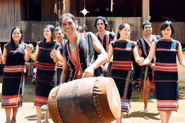 Nghệ nhân Rơ Châm Hmút tận tâm, đa tài