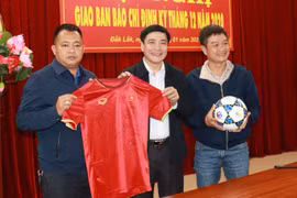 Bí thư Tỉnh ủy Đắk Lắk tặng bóng và áo có chữ ký của nhiều tuyển thủ quốc gia để làm từ thiện