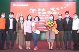 Sacombank tặng 60 suất quà Tết cho người nghèo huyện Chư Sê