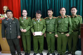 Giám đốc Công an tỉnh Gia Lai thưởng nóng cho Phòng Cảnh sát Điều tra tội phạm về Ma túy