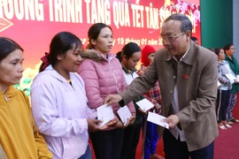 Tặng 800 suất quà Tết cho người nghèo huyện Chư Sê và Ia Grai