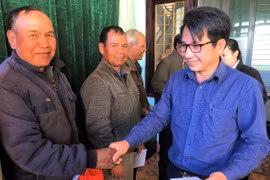 Đak Đoa tặng quà 74 người uy tín gặp khó khăn