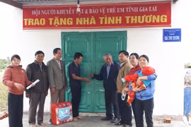 Bàn giao nhà tình thương cho gia đình người khuyết tật ở Chư Prông