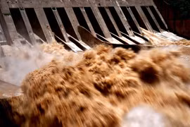 Đập Tam Môn Hiệp gây tranh cãi ở Trung Quốc xả lũ trên sông Hoàng Hà