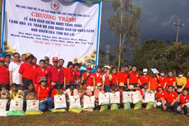 Bàn giao 5 giếng nước và tặng quà cho người nghèo huyện Chư Pah