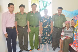 Giám đốc Công an tỉnh Gia Lai thăm, tặng quà gia đình chính sách