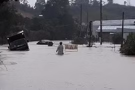 Lâm Đồng: Quốc lộ 27 ngập nặng, ‎xe ô tô con chìm nửa thân